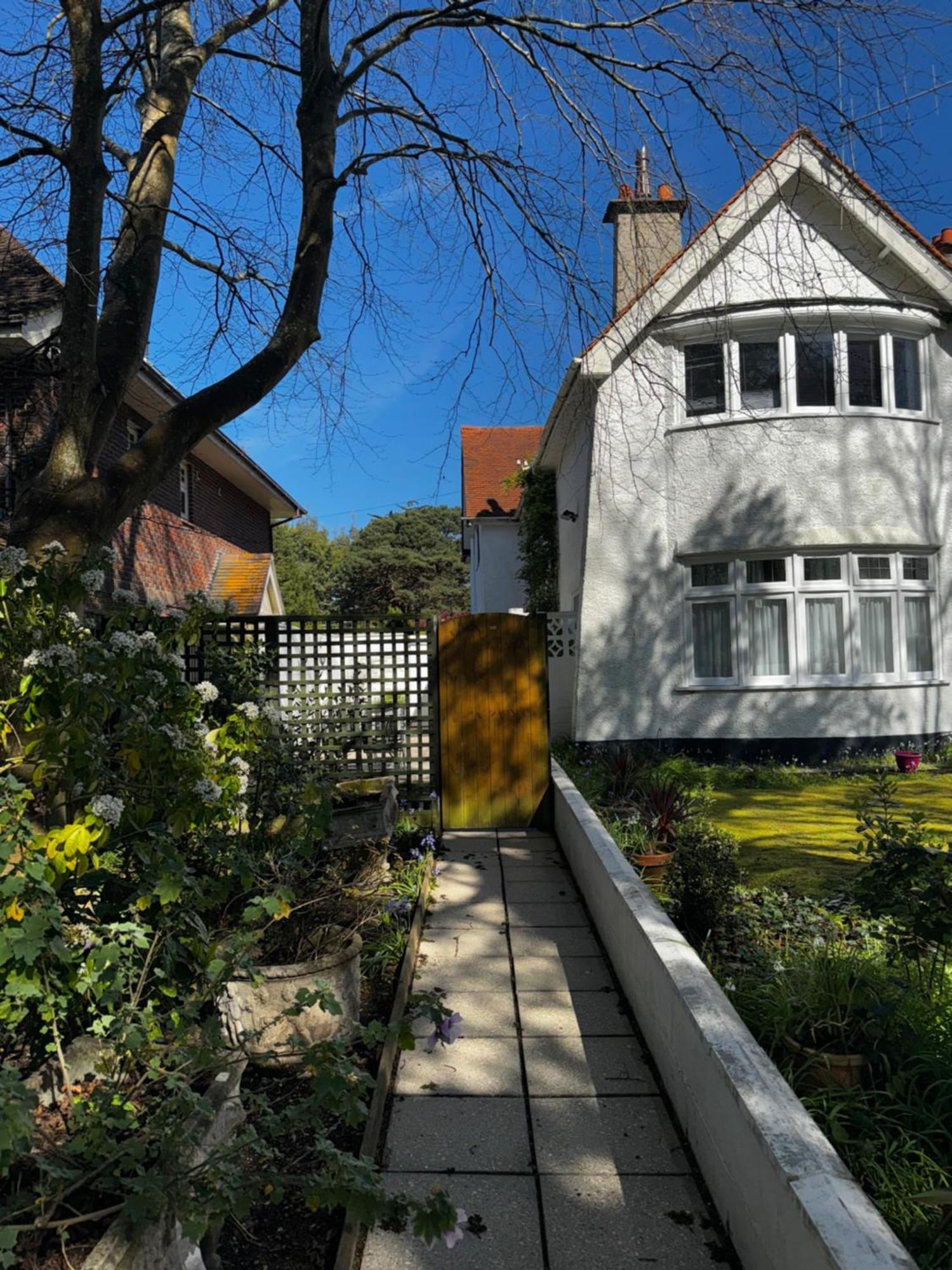 Apartment In Canford Cliffs Close To Sandbanks Beach Poole Exterior foto